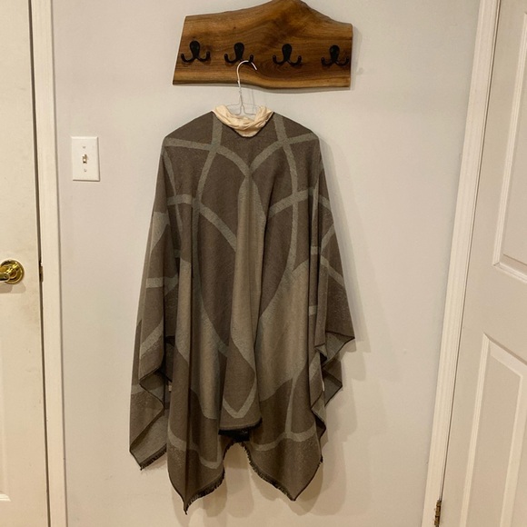 Outlander Style Poncho - Picture 4 of 4